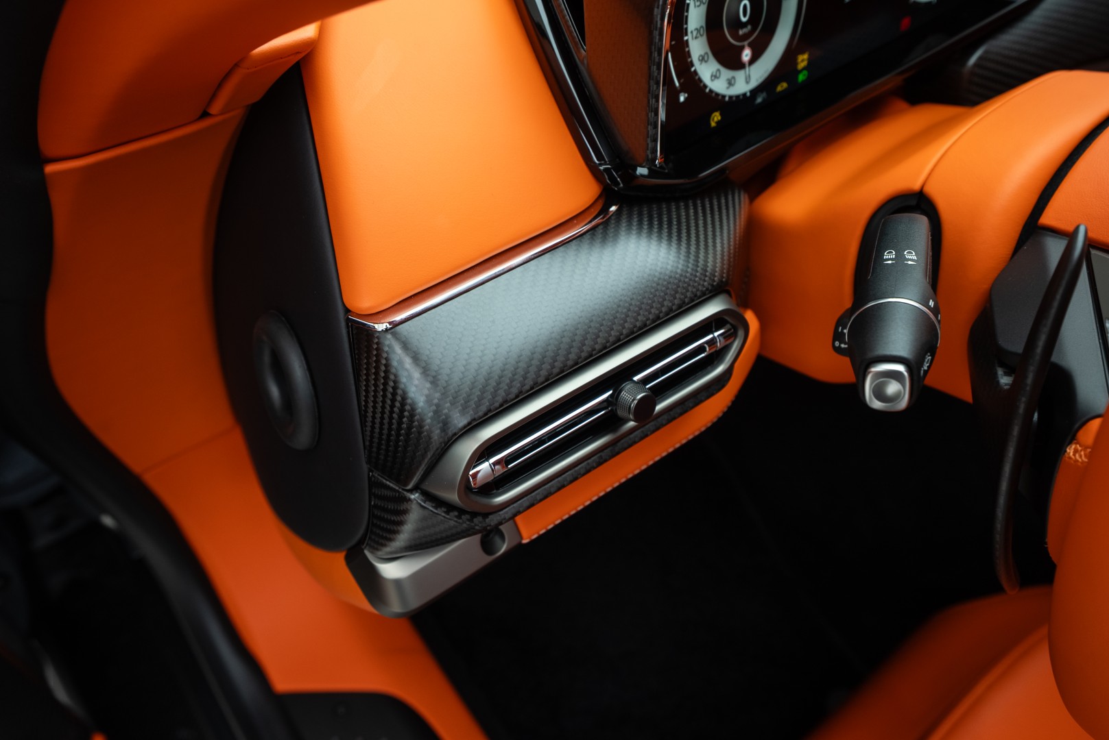 2025 ASTON MARTIN VANQUISH. FULL CARBON.